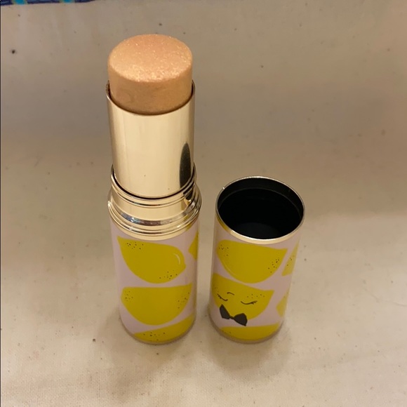 Too faced highlight in pink lemonade - Picture 1 of 2
